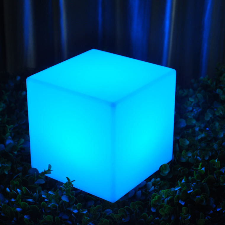 উজ্জ্বল বহিরঙ্গন LED কিউব লাইট চেয়ার প্লাস্টিক IP65 জলরোধী পার্ক ভিলা সজ্জা জন্য
