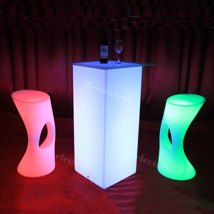আউটডোর LED লাইট ককটেল টেবিল উচ্চ Cuboid PE প্লাস্টিকের উপাদান রিমোট কন্ট্রোল সঙ্গে